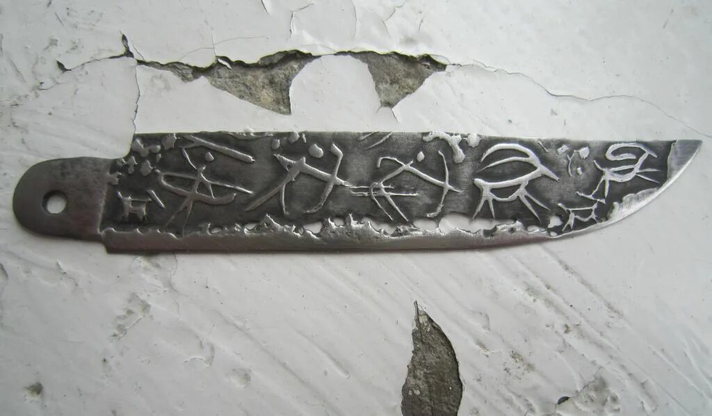 Рисунок на лезвие ножа. Художественное травление металла хлорным железом. Рисунки для травления на клинках. Травление на ноже. Травление клинка.
