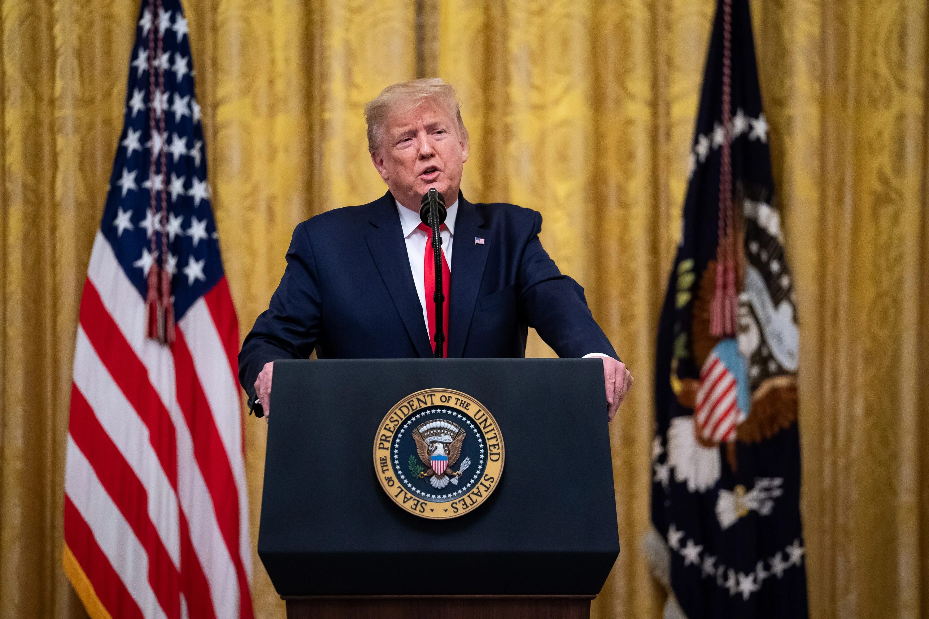 Американский политик. Кристофер мерфи. Трамп у трибуны. Американский сенатор митт ромни. Речи американских политиков.
