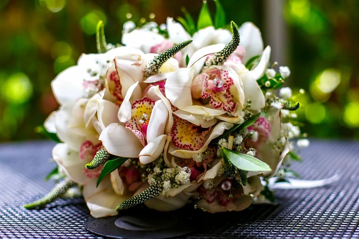 Свадебный букет из пионовидных роз. Красивый дизайнерский букет. Дизайнерские букеты. Стильный букет. Букеты цветов красивые необычные.