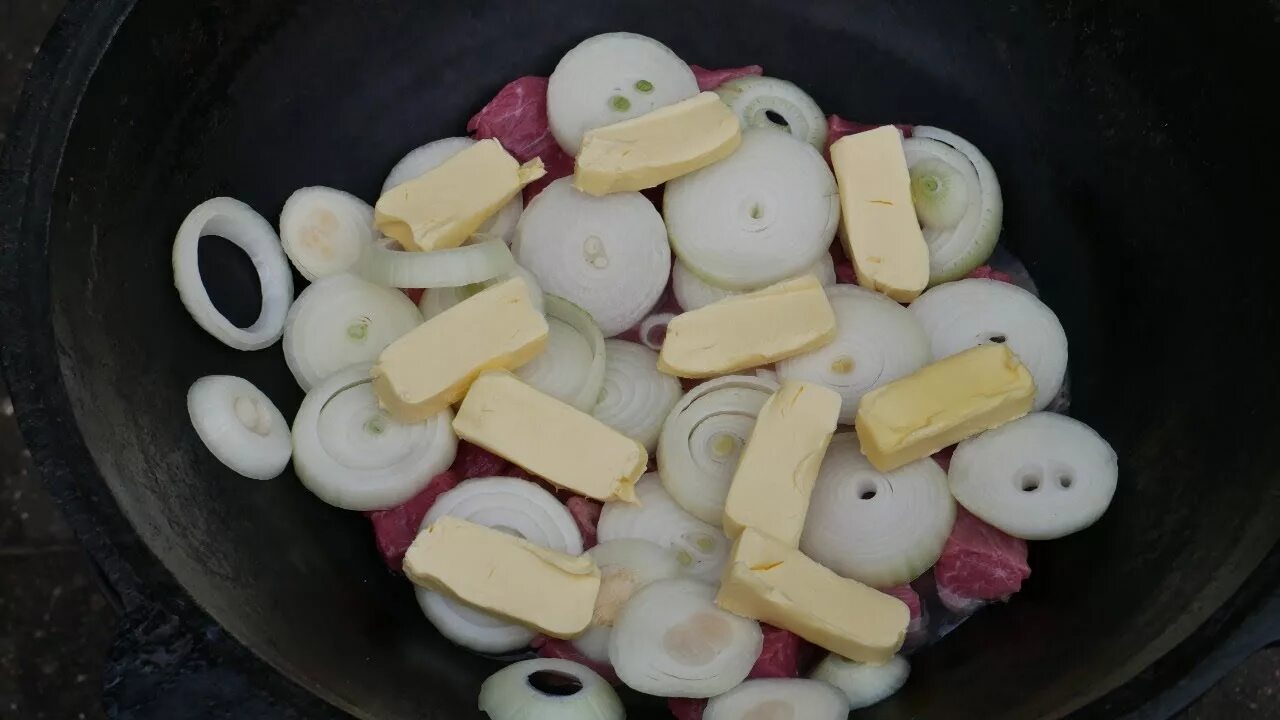 Мясо по кремлевски. Мясо по-кремлевски в казане на костре. Говядина по кремлевски. Мясо по-кремлёвски из говядины в казане. Мясо по кремлевски в казани.