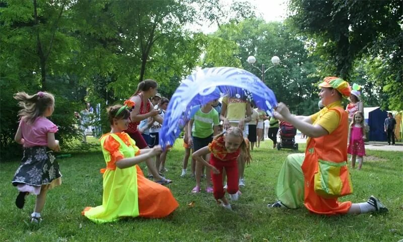 Праздник для детей на улице. Праздник на природе для детей. Летние развлечения в детском саду. Праздник для детей на улице летом. Игровые программы для детей сценарии на улице