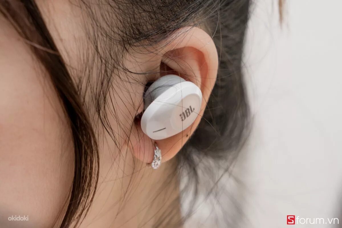 Jbl tune не работает левый наушник. Jbl t120tws. наушники jbl беспроводные 125tws. jbl tune 120 tws в ушах. jbl 100 tws в ушах.
