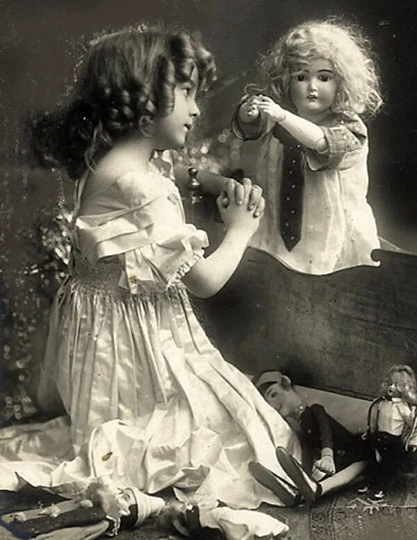 Проклятая цыганская кукла Летта. Куклы старинные и Антикварные. Девочка и старинная кукла. Картинка девочка с куклой