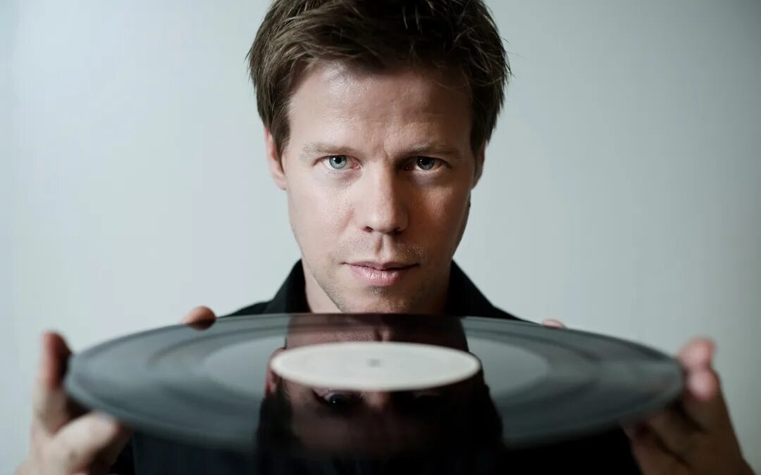 Ferry corsten superstrings remember. Ферри корстен. ferry corsten фото. ферри корстен dj продюсер.