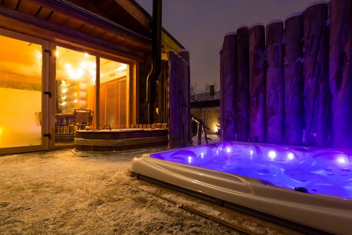 кинотеатр-джакузи в лондоне. зимнее джакузи. зимний бассейн с подогревом. джакузи под открытым небом. банный комплекс jacuzzi.