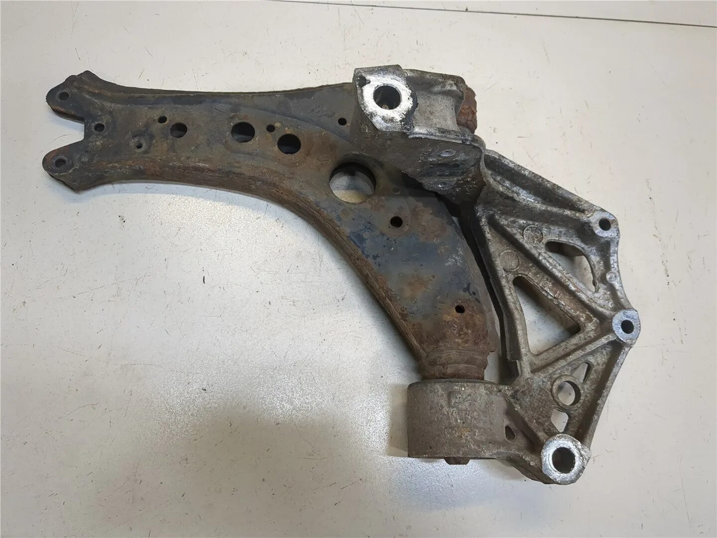 Рычаг передней подвески шкода фабия 1. Передний рычаг шкода фабия. Передний рычаг шкода фабия. Передняя подвеска шкода фабия. Передние рычаги шкода фабия 1.