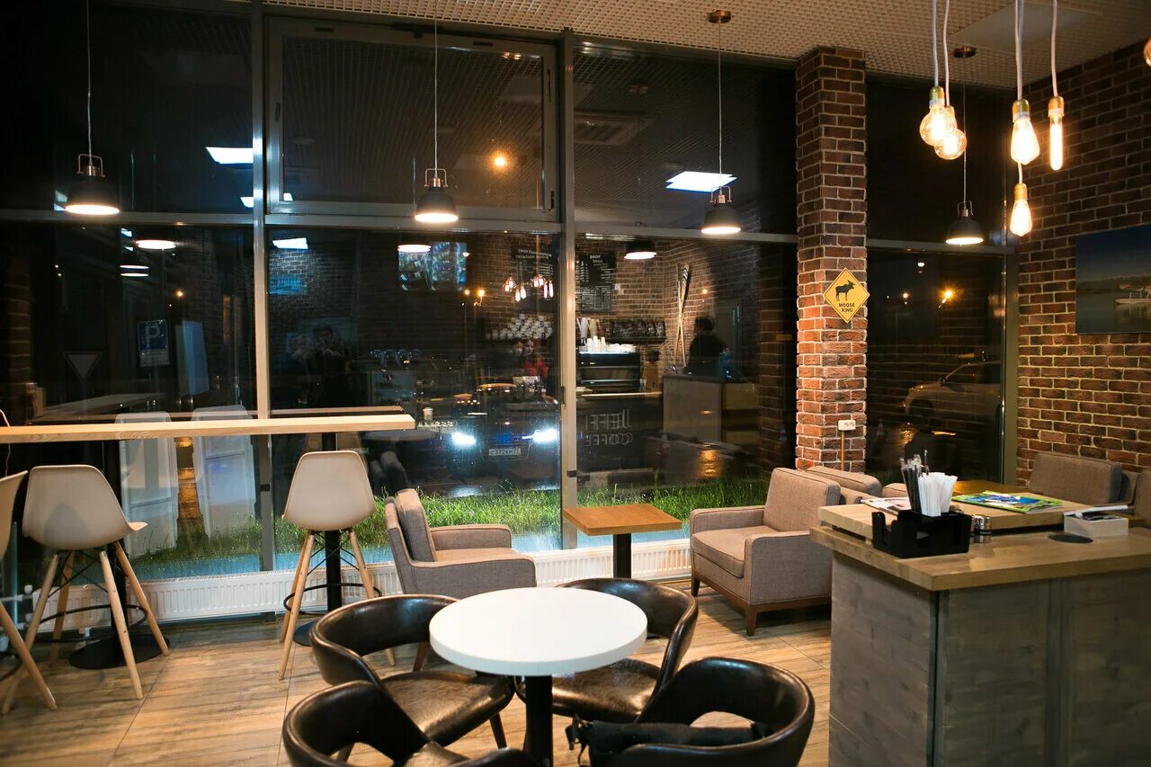 открытое кофе. интерьер кофейни маленькой. интерьер кофейни. красивый бариста. кофейня кофе на вынос.