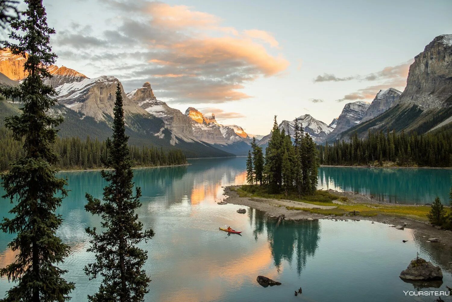 Озеро Морейн в Канаде. Пейзаж. Красивая природа. Красивые пейзажи природы.