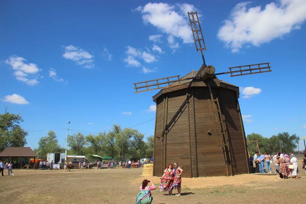 Погода в село питерское. Ветряная мельница Питерка. Село Моршанка питерского района Саратовской области. Питерская мельница фестиваль. Село Питерка мельница.