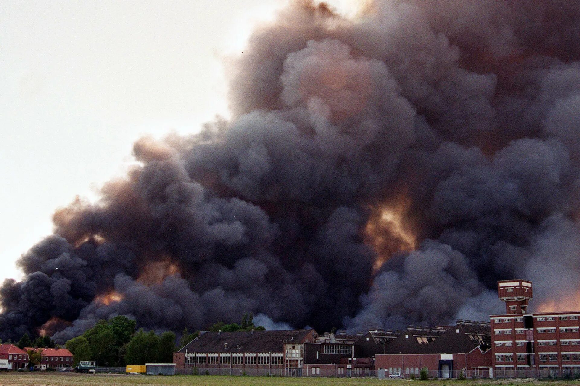 2000 год трагедии. Пожар на пиротехнической фабрике в Энсхеде в 2000. Взрыв на фабрике в Энсхеде. Взрыв на пиротехнической фабрике в Энсхеде. Пожар на пиротехнической фабрике в Энсхеде в 2000 — 23 жертвы.