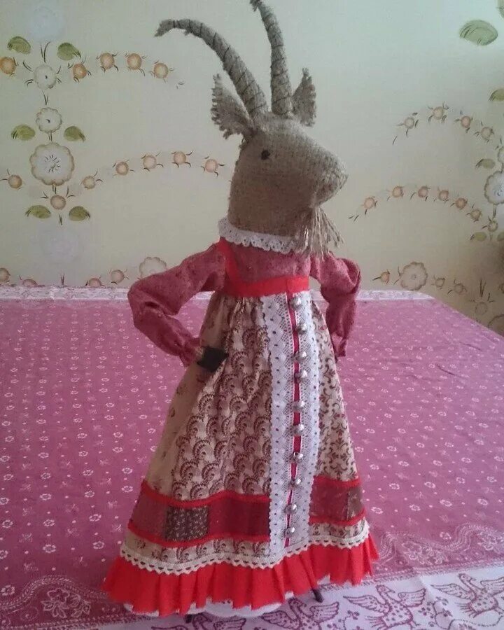 Коза текстильная игрушка. Игрушка тильда козочка. Коза из ткани. Выкройка козы. Коза текстильная игрушка.