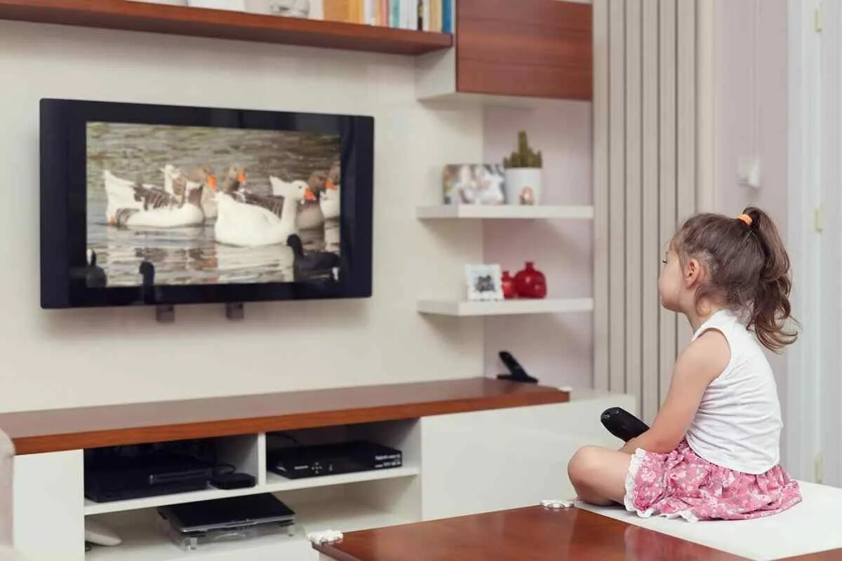 Young tv watch. Телевизор для детей. Телевизор для дошкольников. Девочка телевизор. Телевизор в детской.