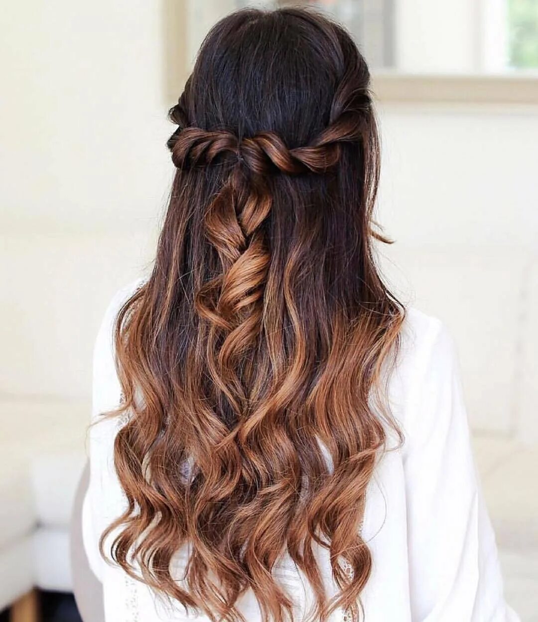 Прическа на распущенные волосы. Прически с полураспущенными волосами. Распущенные волосы. Причёски с распущеными волосами. Эльфийская мальвинка.