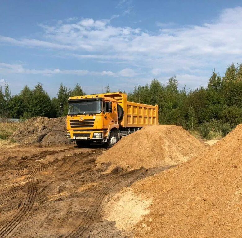 Крупнозернистый карьерный песок. Самосвал песок щебень. Везем песок. Погрузка песка. Везем песок.