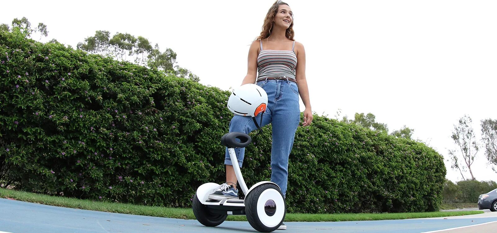 Нужен ли шлем при использовании сигвея. Транспортные средства индивидуальной мобильности. Сигвей ninebot a243. Гироскутер на дороге. Езда на электросамокате.