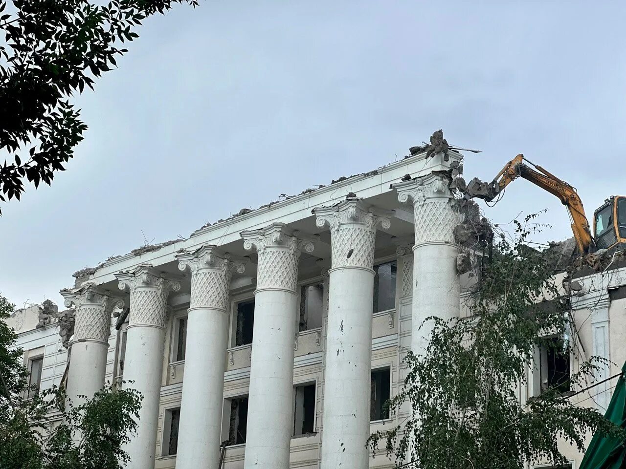 Определение площади жилого помещения и здания. Не здание даже нужно человеку а здание. Бц белая площадь москва. Не здание даже нужно человеку а здание. Москва высотки мгу сити.