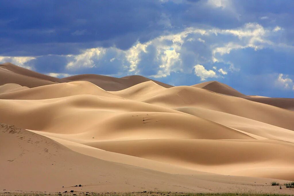 Гоби это пустыня. Пустыня Гоби. Дюны в пустыне Гоби. Пустыни Монголии. Пустыня Гоби море.