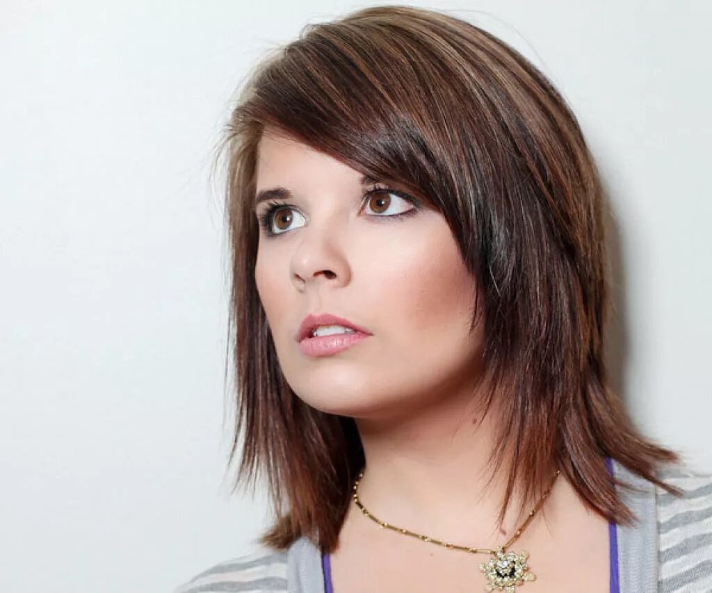 Короткая лесенка фото. Кимберли колдуэлл. Каскад лесенка филировка 2020. Лесенка на короткие волосы с челкой. Стрижка лесенка на средние волосы.