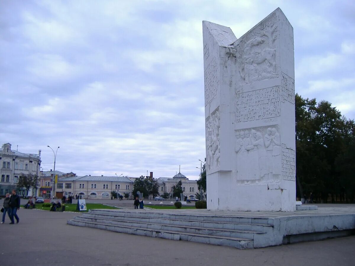 Памятник адмиралу кузнецову в вологде. Памятники героям вологды. Парк борцов за свободу в тотьме. Памятник на площади революции в вологде. «мемориал вечный огонь славы», г.