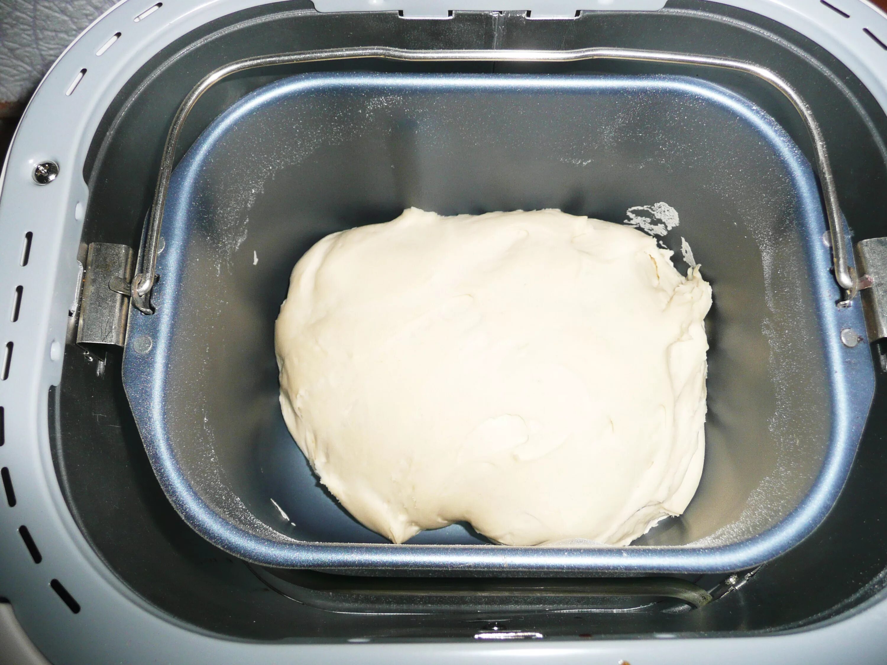 Приготовить в хлебопечке рецепты. Тесто в хлебопечке. Тесто для мантов в хлебопечке. Тесто на вареники в хлебопечке. Вкусное тесто для пельменей в хлебопечке.