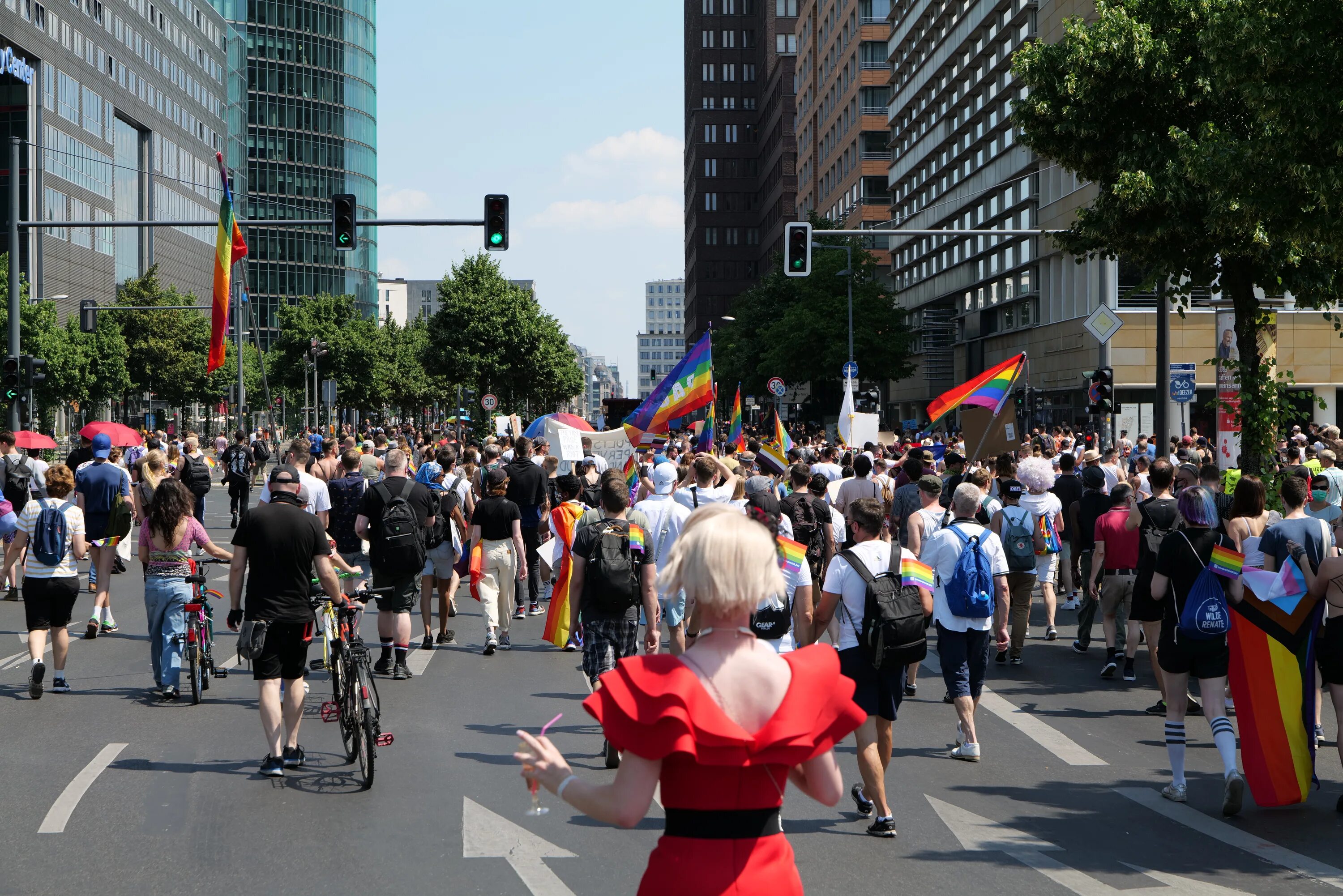 Барселона улица вид с дороги. Берлин 2020. Берлин 2020 год. Berlin 2020. Фестиваль русские в берлине 2020.