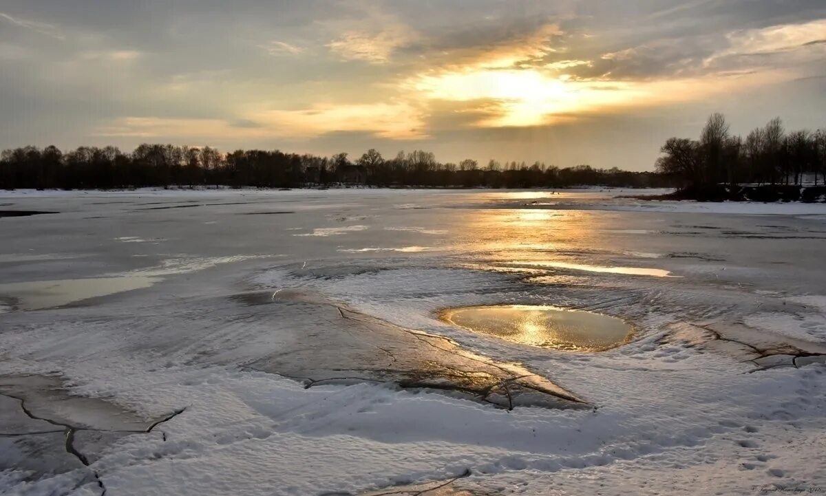 Лед на реке. Весенний лед. Лед на реке весной. Таяние льда на водоемах