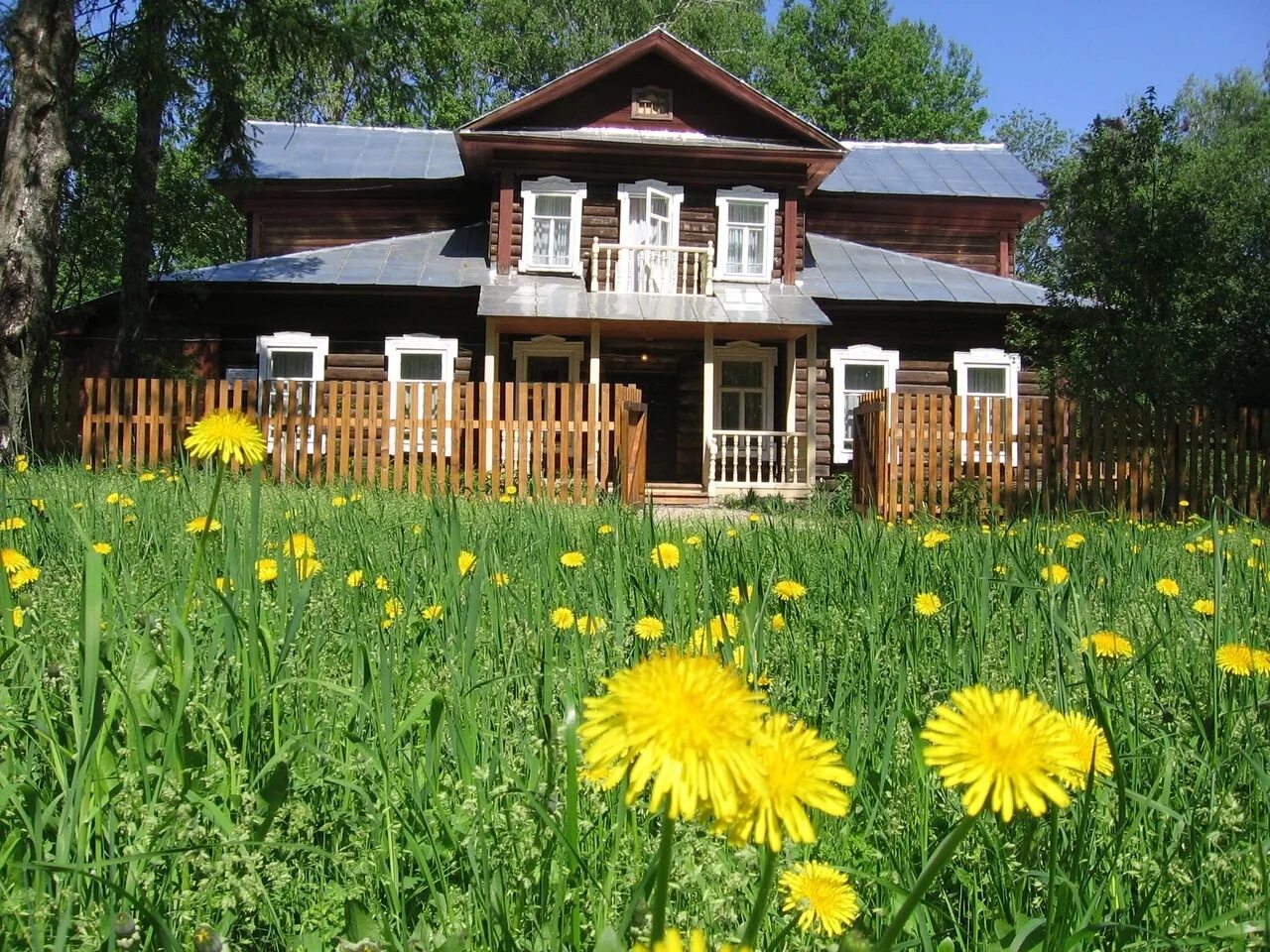 дом анны ахматовой и николая гумилева в тверской области. дом музей гумилевых бежецк. дом музей анны ахматовой в тверской области. дом музей гумилева в бежецке. домашний поэт.