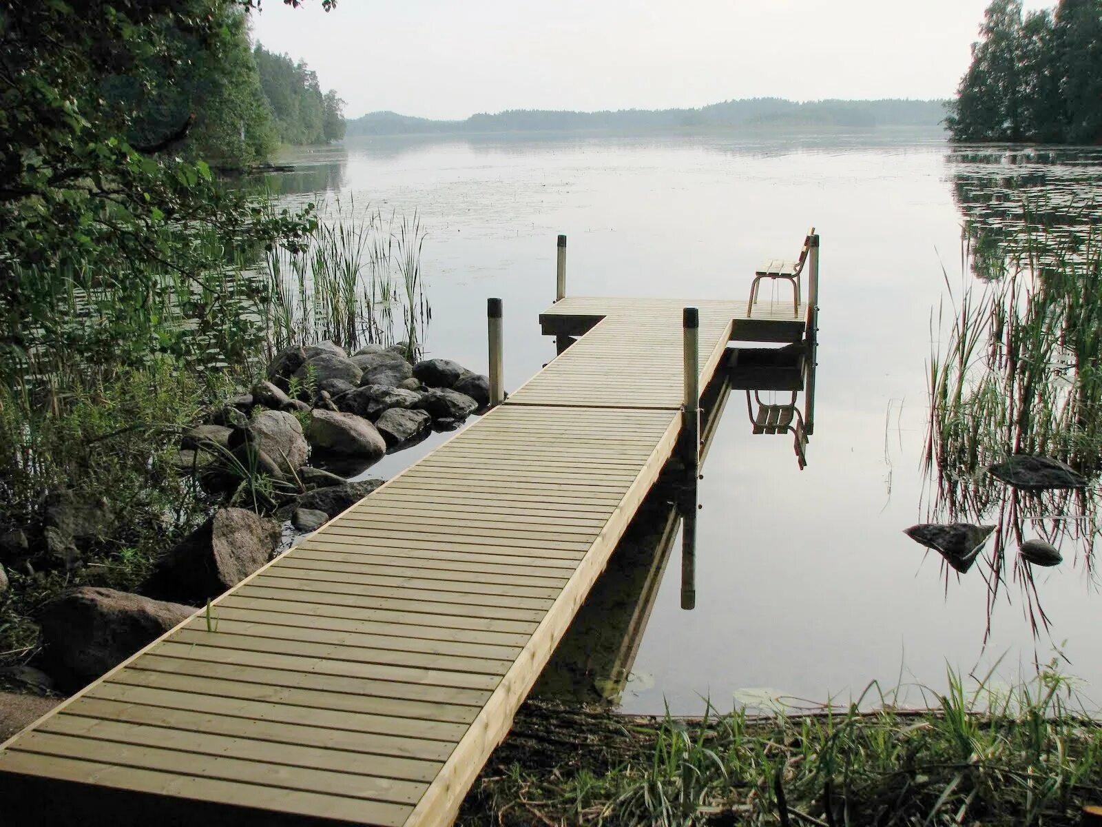 Мостки для купания. Понтонный пирс с беседкой. Терраса у пруда. Фермское озеро беседка. Понтонный пирс с беседкой.