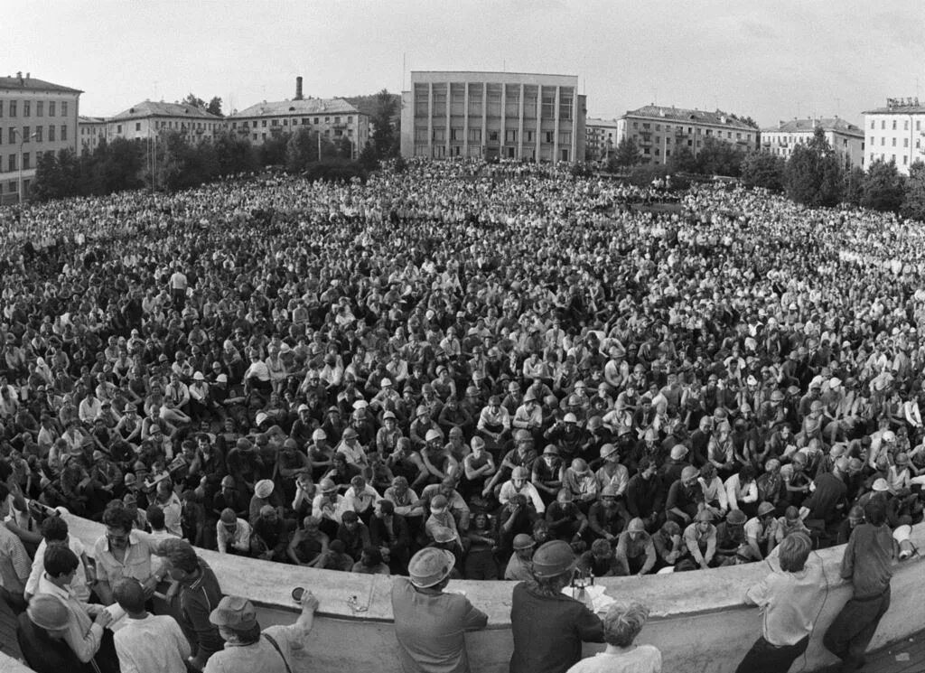 Демонстрация в новочеркасске 1962 год. Новочеркасский расстрел в 1962. Митинг в Новочеркасске 1962. Забастовка в Новочеркасске в 1962. Новочеркасский бунт 1962.