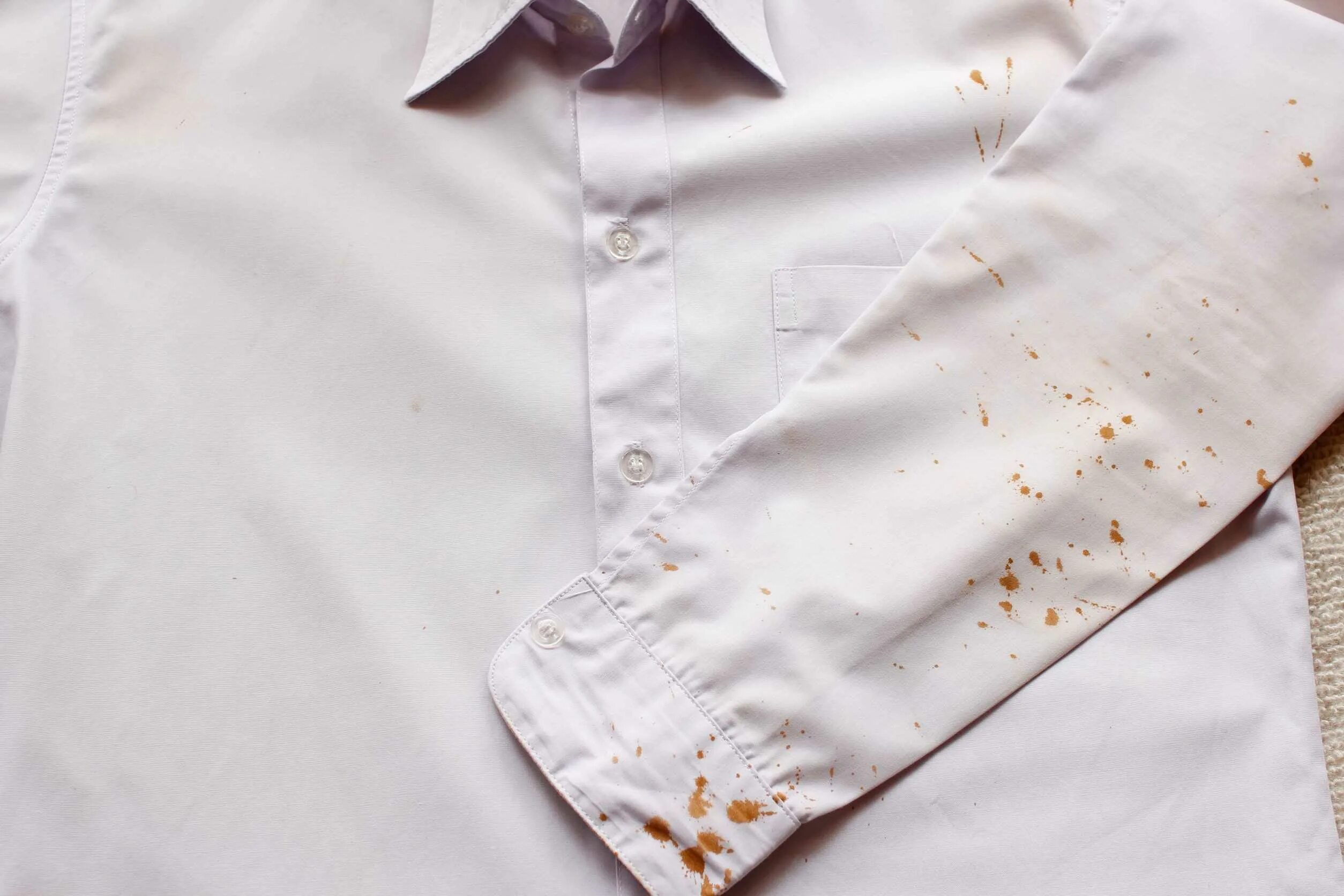 Как отстирать кровь с простыни. Пятна ржавчины на одежде. Пятно на рубашке. Пятно на белой рубашке.