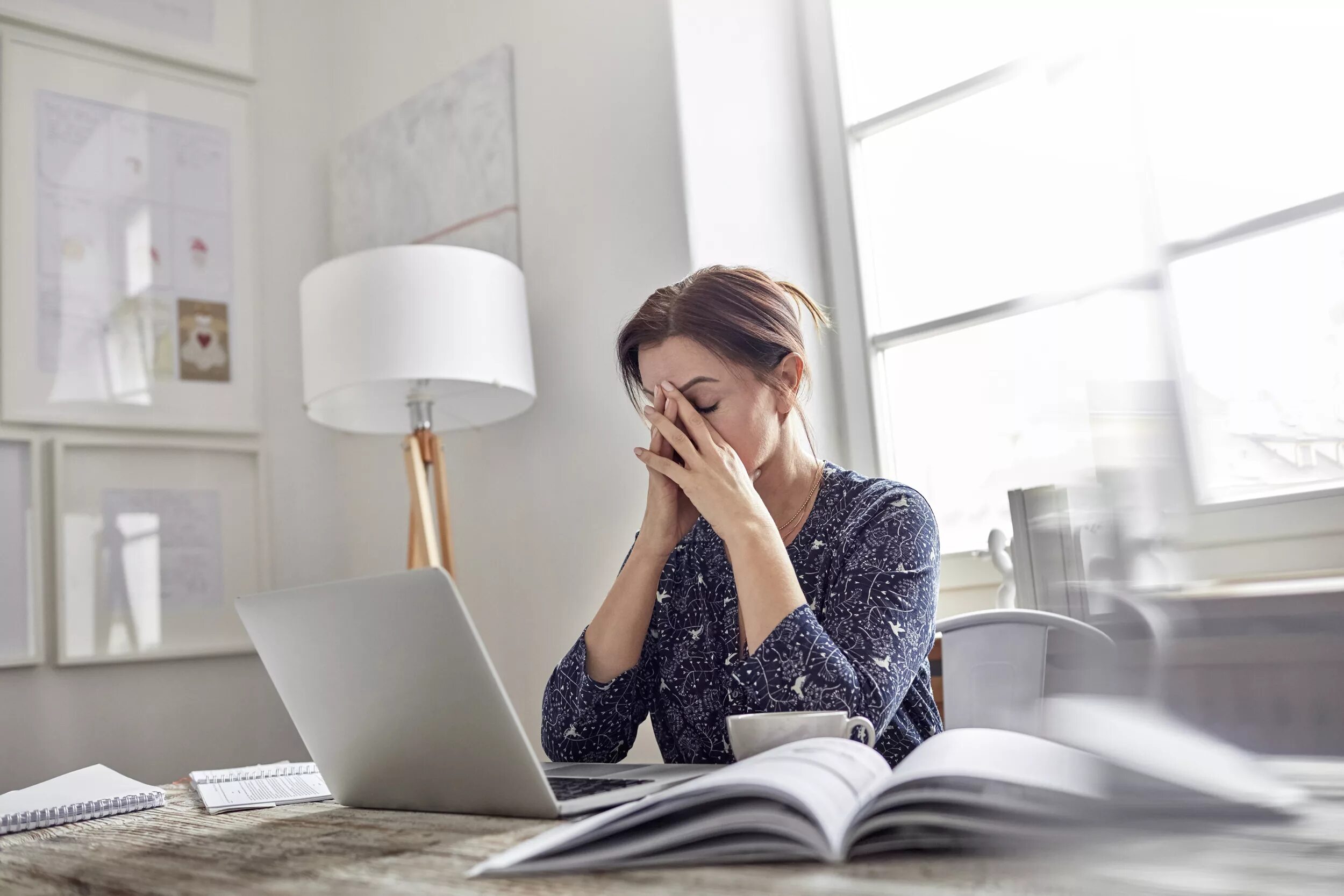 Can be stressful. Уставшая женщина. Усталая женщина. Стресс усталость. Женщина в стрессе.