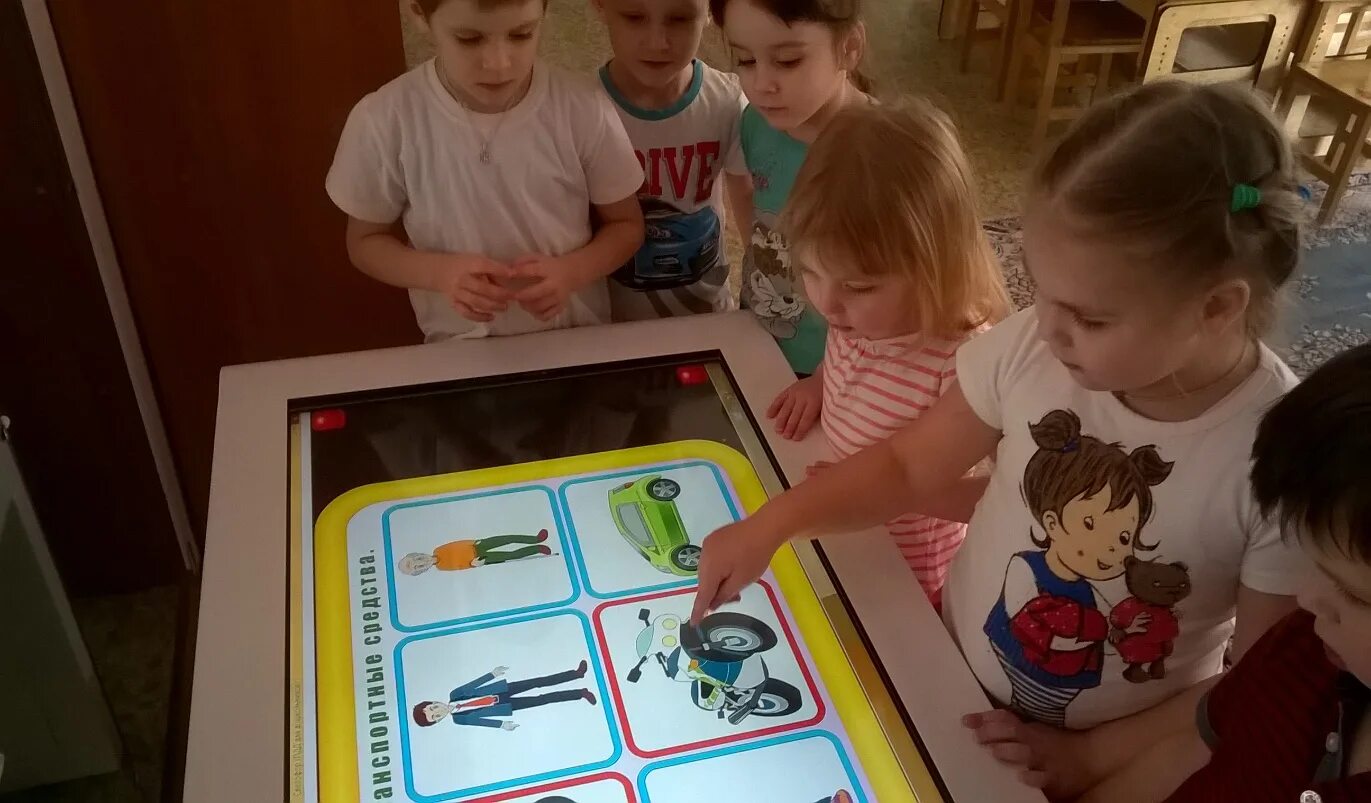 Игра можно обучение. Интерактивный стол для детского сада. Интерактивный стол в ДОУ. Интерактивные столы для дошкольных учреждений. Интерактивное оборудование для детского сада.