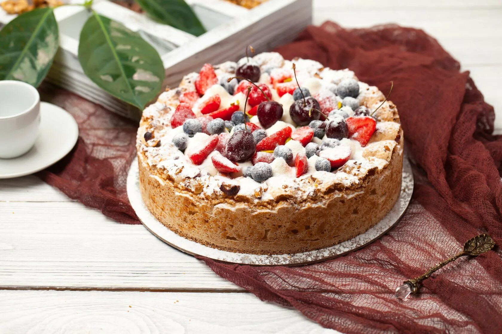 Пирог с лимонным кремом. Тарт с лимонным курдом и меренгой. Песочный тарт клубничный. Тарт татен с клубникой. Солèньiй тарт рецепт с фото.