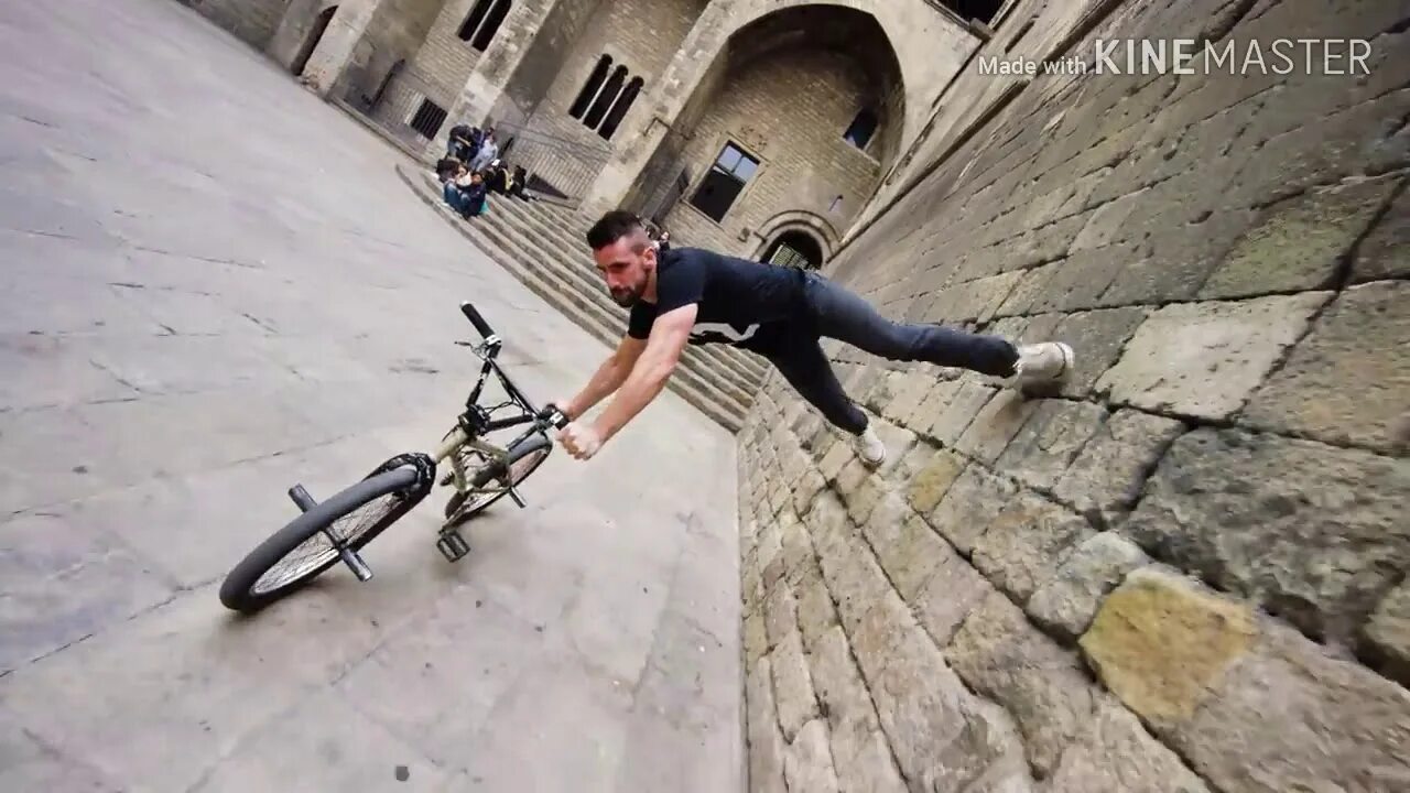 При выполнение трюка летающий велосипедист. Паркур на велосипеде. bmx трюки. велосипедист. велосипед для трюков bmx.