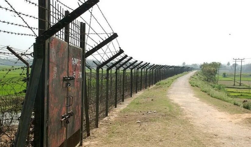 Граница Индии и Бангладеш забор. Бангладеш кооперативы. Country border area. Border area