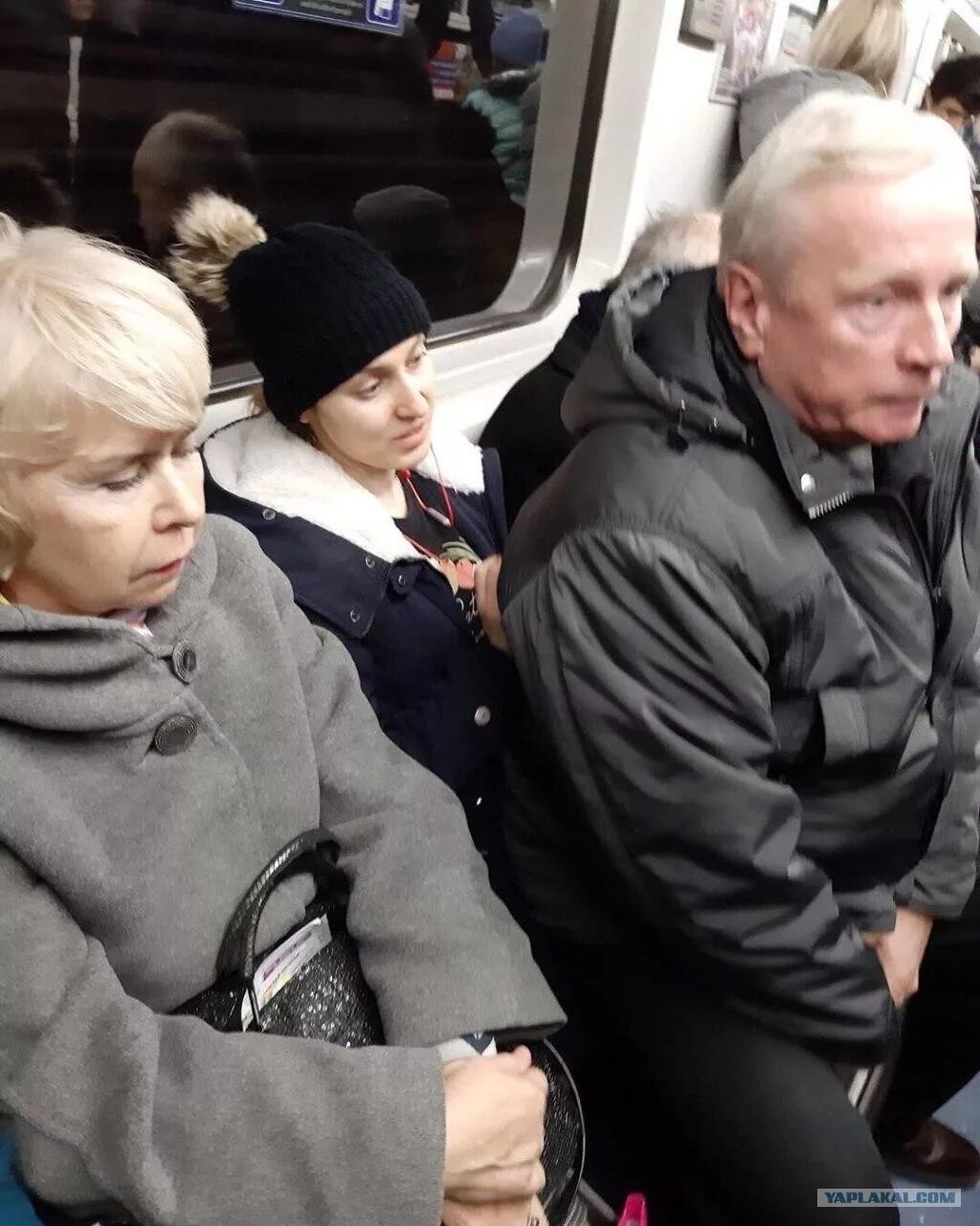 Уступайте места пожилым людям. Пожилые люди в метро. Уступить место в метро. Уступайте места пенсионерам.