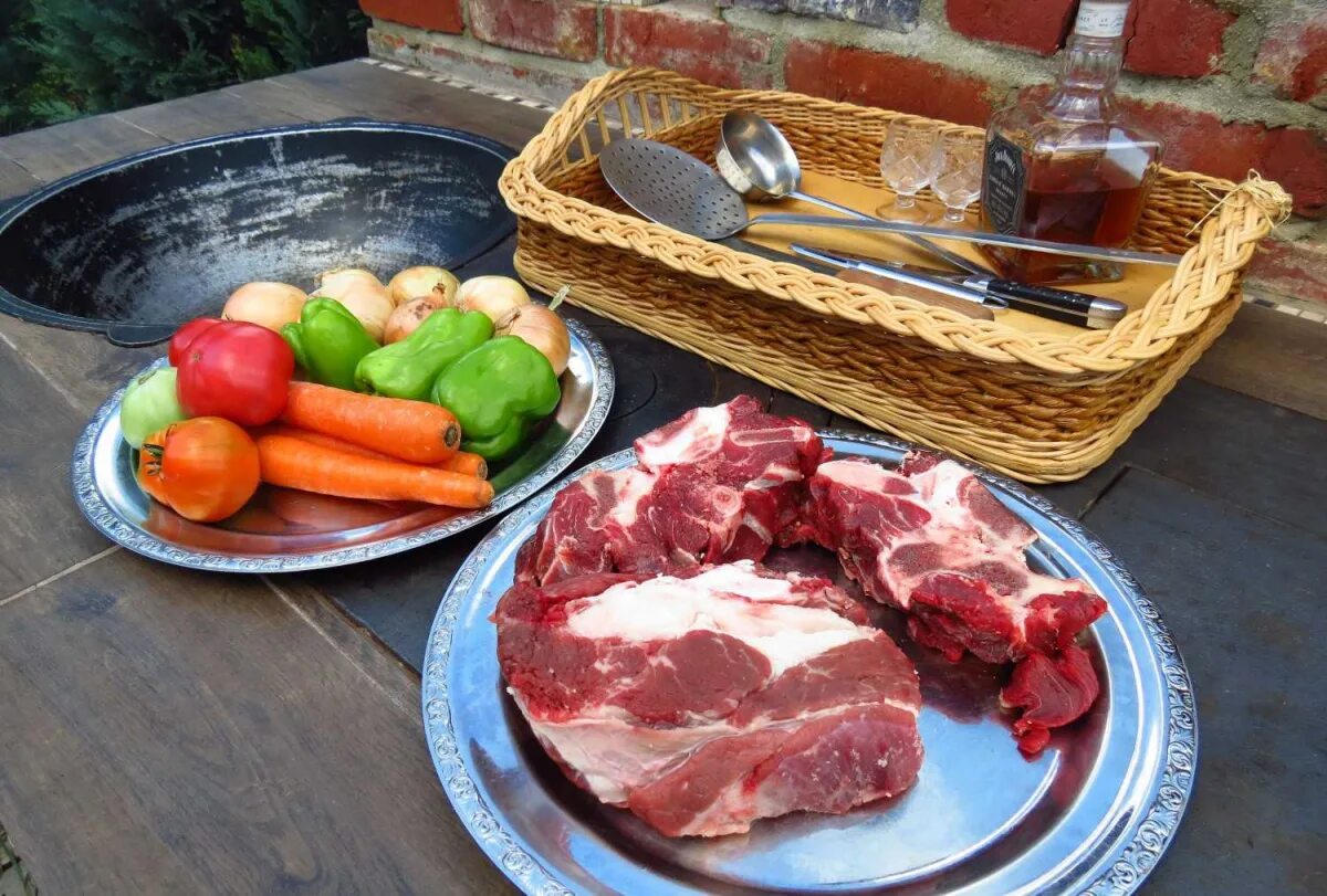 Какую говядину для шурпы. Шурпа с мясом. шурпа ингредиенты. ингредиенты для шурпы из говядины. продукты для шурпы из баранины.