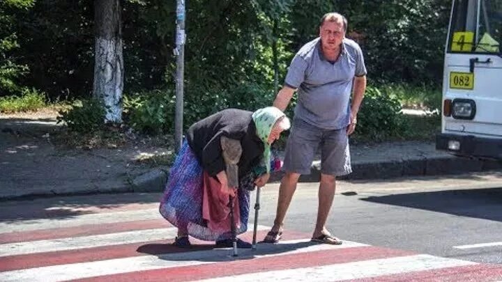 Пришел помочь бабушке. Переводит бабушку через дорогу. Перевести бабушку через дорогу. Мальчик переводит бабушку через дорогу. Добрые поступки.