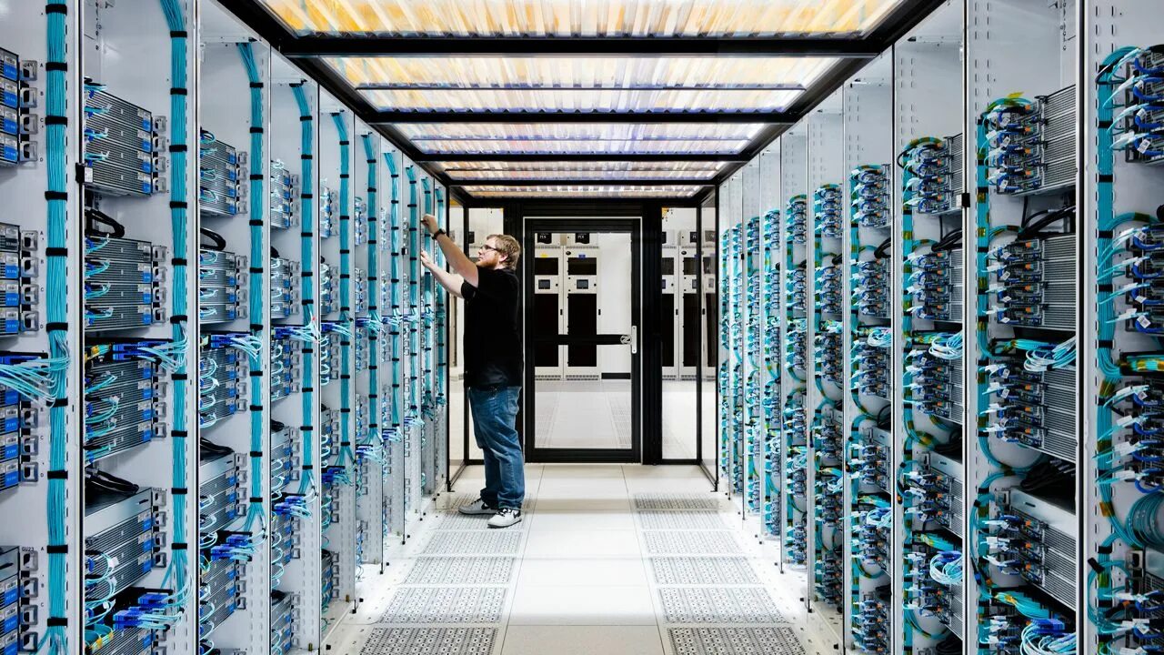 Ibm data. Сервер IBM. Ретро Datacenter. Серверная Сбербанка. IBM data Center.