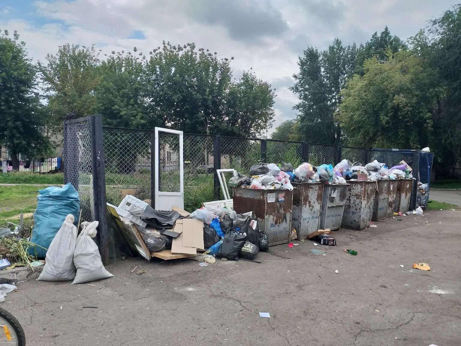 Жители города жалуются. Мусорки. Черногорск мусорные баки. Мусорный бардак.