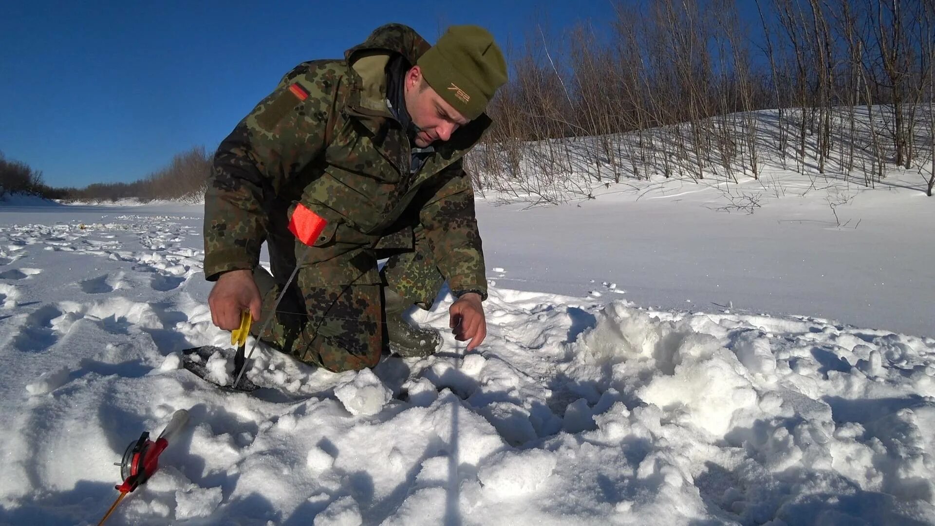 Зимняя ловля видео. Зимняя рыбалка на севере. Зимняя рыбалка в Сибири. Зимняя рыбалка на реке. Зимняя рыбалка в тайге.