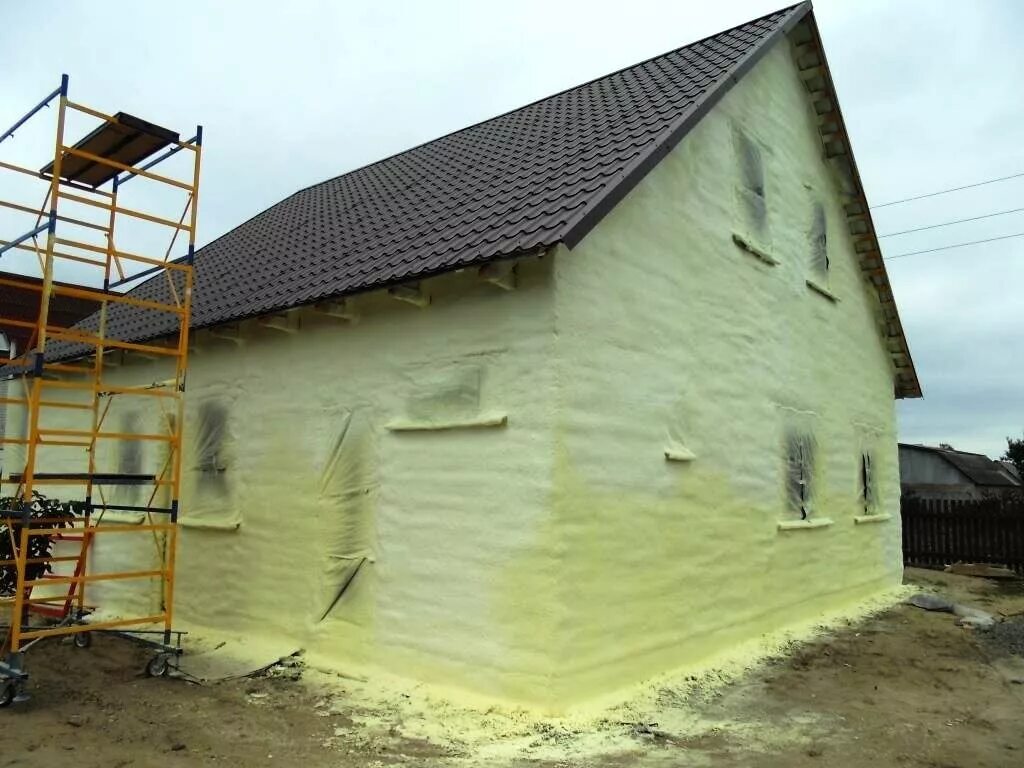 Пенополиуретановый утеплитель для стен снаружи. Пенополиуретан фасад. Напыляемый утеплитель для фасада. Отделка фасада пенополиуретаном. Напыляемый пенополиуретан.