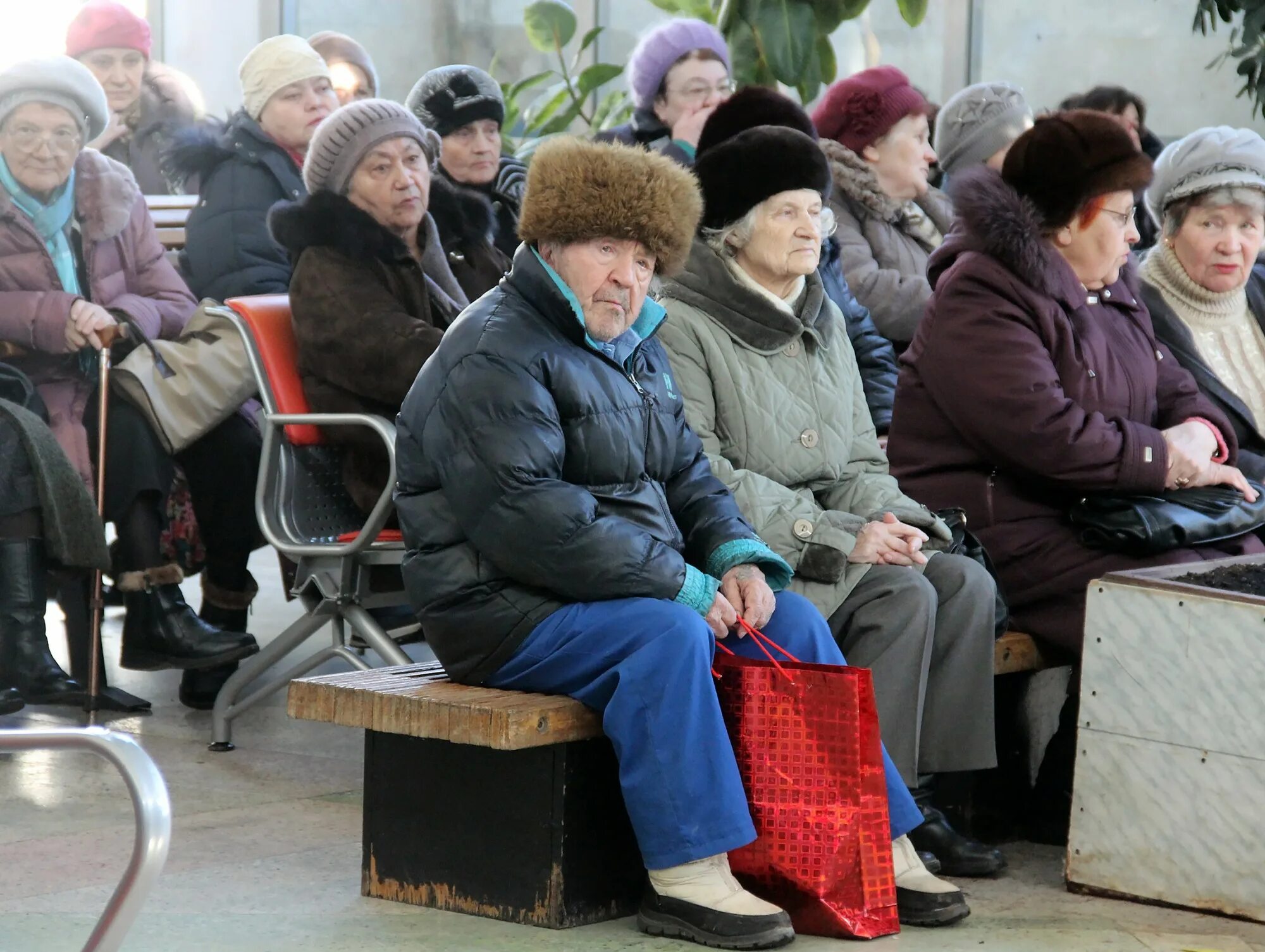 Свежие новости работающим пенсионерам. Пенсионеры в России. Российские пенсионеры. Пенсионеры пенсия. Пенсионер пенсия Россия.