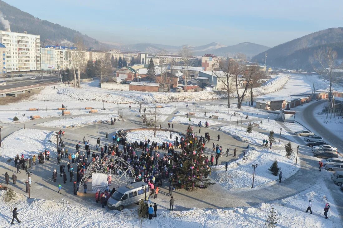 Горно алтайск пер. Сквер семьи Горно-Алтайск. Республика Алтай Горно-Алтайск. Сквер у администрации Горно Алтайск. Горно-Алтайск городской сквер семьи.