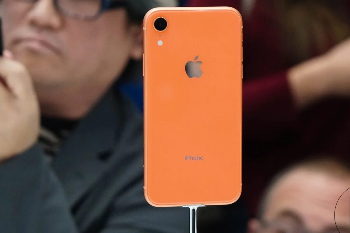 Есть ли айфон xr. Apple iphone XR Apple. Iphone XR 2018. Айфон XR В жизни. Айфон в реальной жизни.