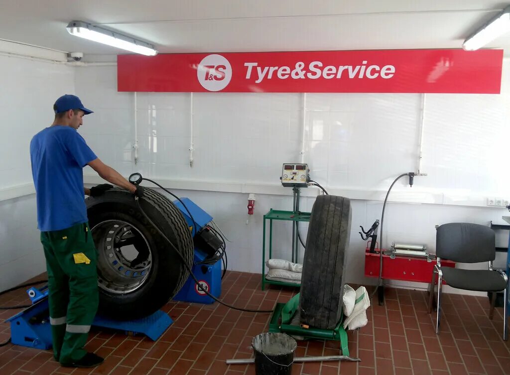 Тракторный шиномонтаж. Кама tyres&amp;service. шиномонтажный сервис. центр шиномонтажа. помещение для шиномонтажа.