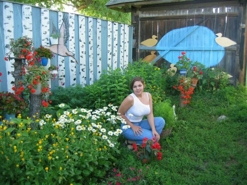 Дачницы на даче. Соседка в огороде. Соседка в деревне в огороде.