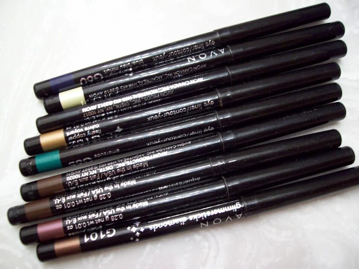 Avon для глаз. Avon Glimmerstick Eyeliner. Эйвон Glimmerstick. Карандаш Avon Glimmerstick Brown Black. Мерцающий карандаш для глаз Glimmerstick эйвон.