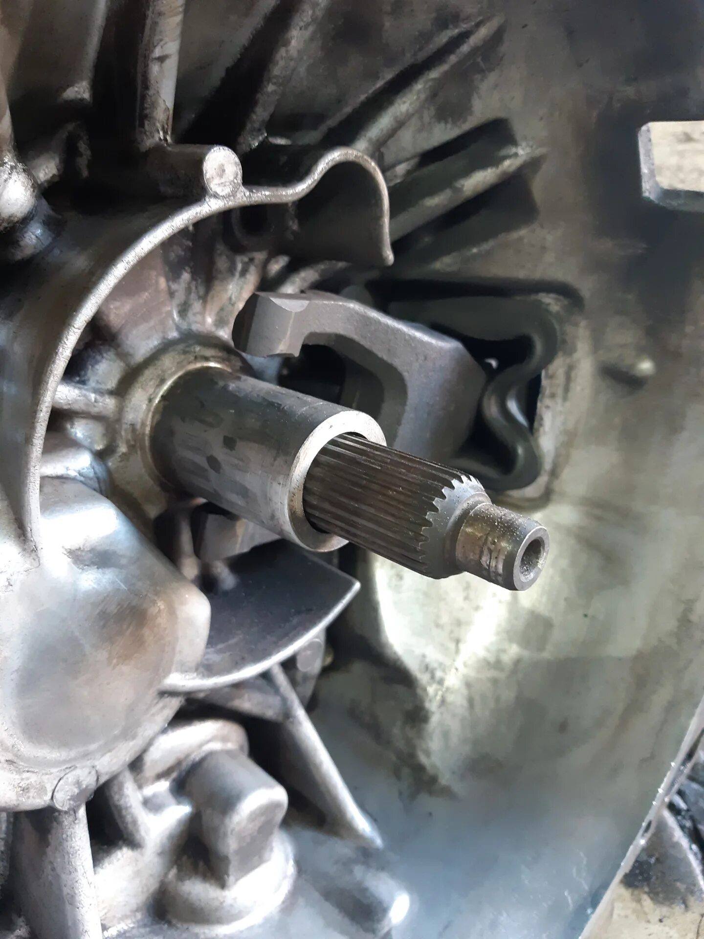 Направляющая выжимного подшипника 2101. Направляющая втулка выжимного подшипника 2501a020. Втулка выжимного подшипника 2108. Втулка выжимного подшипника рено логан. Втулка направляющая выжимного подшипника ваз 2101.