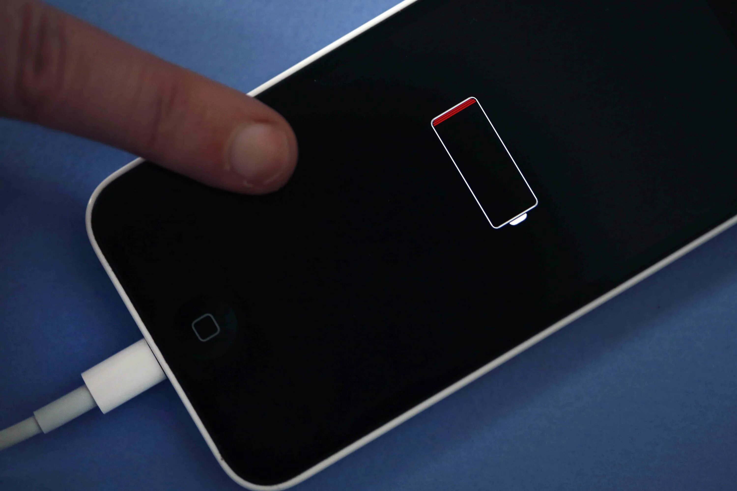 Как зарядить айфон если нет зарядки. Iphone 5 заряжается экран. как заряжается айфон 11. выключенный айфон на зарядке. индикатор зарядки на выключенном айфоне.